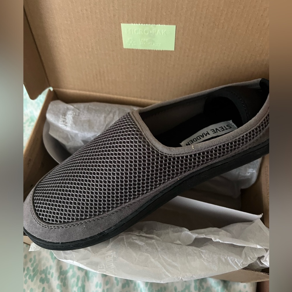 NWB Steve Madden kids water shoes SIZE XL